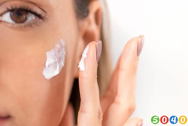 بازسازی پوست در شب با ویتامین C در کرم شب-5040