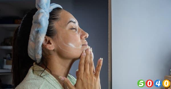 پاکسازی صورت با شوینده مخصوص شب-5040