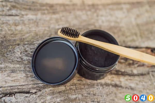 سفید کردن دندان با پودر زغال در خانه-5040