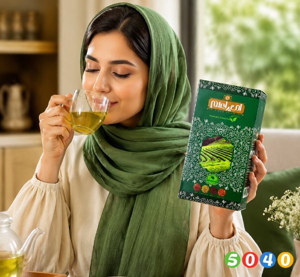 دختر در حال نوشیدن چای سبز امیراعلم